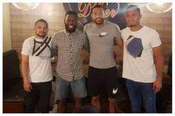 Los jugadores Omar Elvir y Marlon Licona compartieron un momento con el guardameta Edrick Menjivar del Olimpia previo al clásico.