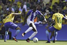 La Selección de Honduras enfrentó a Brasil en los Juegos Olímpicos del 2016. Alberth Elis intenta llevarse a Neymar, al que enfrentaría en Bello Horizonte otra vez.