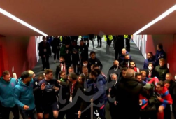 Jugadores del Atlético de Madrid y el Manchester City sostuvieron tremendo agarrón en la parte baja del Wanda.