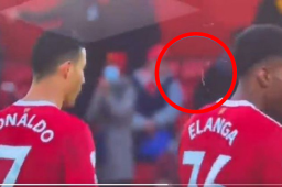 VIDEO: Captan a Cristiano Ronaldo escupiendo a uno de sus compañeros tras el empate del United ¿Estaba enojado?