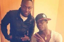 Mayowa Ogunbayo junto a Balotelli.