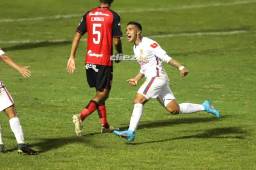 Michaell Chirinos se gastó un partidazo contra el Alajuelense y se ganó el reconocimiento de toda la afición.