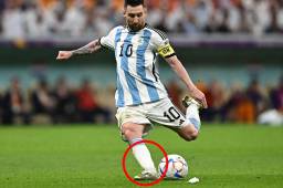 Lionel Messi regaló sus botines, pero no los supo cuidar.