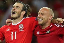 Gareth Bale junto a David Cotterill celebrando con la selección galesa.