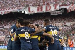 Los jugadores de Boca celebrando la primera anotación de Edwin Cardona.