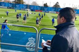 Amado Guevara observó la práctica el Espanyol e hizo algunos apuntes del modelo de trabajo. Foto DIEZ