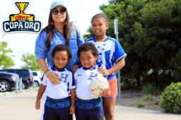 Ivannia Reyes, pareja de Boniek García, junto a los pequeños gemelos visitaron el entreno de Honduras en Houston. Fotos Ronald Aceituno