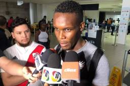 El delantero hondureño Rubilio Castillo atendiendo a los medios antes de partir a Portugal para unirse al Tondela. Fotos Ronal Aceituno