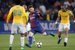Lionel Messi tuvo minutos en el segundo tiempo y volvió locos a los sudafricanos que llenaron el estadio.