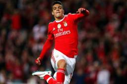 Raúl Jiménez celebrando una anotación con el Benfica de Portugal.