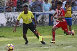 Horacio Argueta corre tras el esférico en uno de sus encuentros con las reservas del Vida.