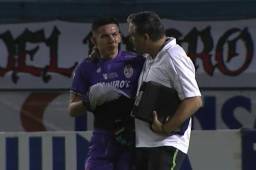 Incontrolable llanto: Portero debutante de Real Sociedad rompe a llorar tras recibir cinco goles y Juan Obelar de Marathón trató de consolarlo