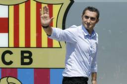 Ernesto Valverde saluda a los periodistas que esperaban por su arribo a la sede del Barcelona.