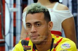 El delantero Ángel Tejeda en conferencia de prensa este día con uno de los patrocinadores del Real España. Foto Neptalí Romero