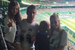 Fabio Coentrao ha firmado por el Sporting en presencia de toda su familia.