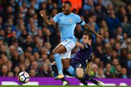 Sterling quitándose la marca de Baines.