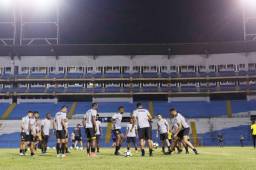 Los jugadores del Real España en el entrenamiento en la cancha del estadio Olímpico de San Pedro Sula. Foto Neptalí Romero