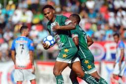 El delantero hondureño Georgie Welcome ha marcado cinco goles con el Dragón de El Salvador donde fue separado este martes por indisciplina. Foto cortesía