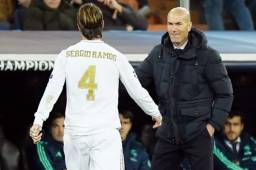 Pese a la expulsión, Sergio Ramos recibió el saludo de su entrenador Zinedine Zidane.