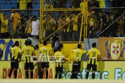 Los jugadores del Real España pidieron enérgicamente a su público calma tras los disturbios.