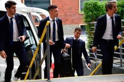 Luego de un vuelo de dos horas, Real Madrid arribó a Cardiff y ya está instalado en el hotel. Fotos AFP