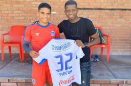 Boniek García recibiendo la camisa que le entregó Carlos Pineda.
