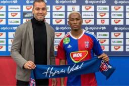 Deiby Flores cambió de club en Europa. Aquí en su presentación con el Fehérvár de Hungría.