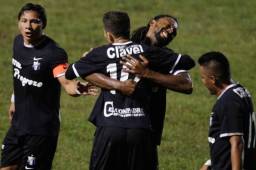 Roy Smith y 'Owen' Morales celebrando uno de los goles con los que derrotaron al Juticalpa FC.