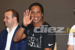 Balones, tacos y camisas eran algunos de artículos que se subastaron.