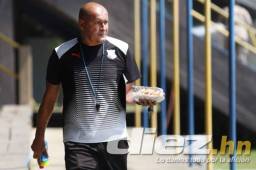 El técnico Wilmer Cruz comparte buenos momentos con sus jugadores del Honduras Progreso.