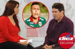 La periodista de DIEZ-TV, Alicia Canales, en plena charla con el entrenador del Marathón, Héctor Vargas, quien revela noticias en el verde. Foto R. Aceituno