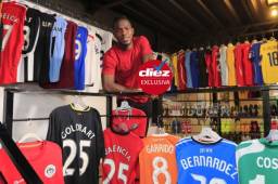 Maynor Figueroa abrió las puertas a DIEZ de uno de los lugares más especiales de su hogar, armó un templo donde coloca los recuerdos más importantes de su larga trayectoria como futbolista. Foto Ronal Aceituno