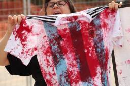 Palestinos llevaron camisas con pintura roja la entrenamiento de Argentina en señal de protestas.