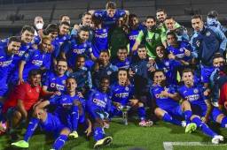 Cruz Azul posando con el título de la Copa GNP por México luego de vencer a Chivas.