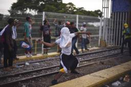 Migrantes se enfrentaron con la policía de México.