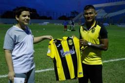 Iván López entrega la camisa oficial de Real España a Jesús Median.
