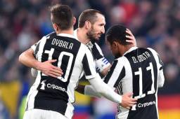 Dybala, Quiellini y Douglas Costa celebrando uno de los goles.