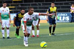 El extraño momento que se vivió en el fútbol de Costa Rica dejó al panameño expulsado. (Foto: Carmelita)