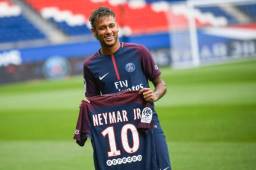 El brasileño Neymar luciendo los colores del PSG y posando con la camisa 10 que llevará ahora en esta nueva aventura por la capital francesa. Foto AFP
