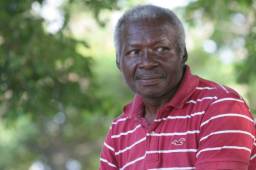 Don Eulogio Palacios dirige a sus pupilos en el complejo Wilson Palacios.