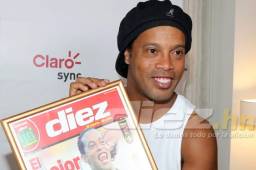 Ronaldinho posó con una portada de Diario Diez.