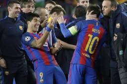 Suárez celebrando con un limón junto con Messi.