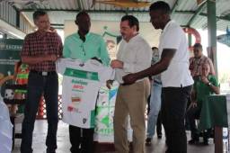 El entrenador Antony Torres fue presentado por los dirigentes, Allan Ramos, Mario Sierra y el gerente deportivo, Edgar Álvarez. Fotos cortesía