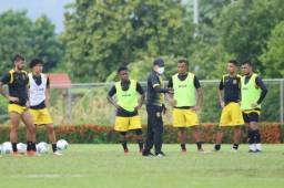 El entrenador del Real España, Emilson Soto, dando las indicaciones a los futbolistas del Real España que se están preparando de cara al Apertura.