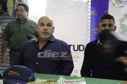 El presidente del Marathón, Orinson Amaya, junto a Carlo Costly en la presentación del delantero este jueves en San Pedro Sula. Foto Neptalí Romero