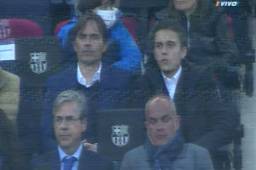 Phillip Cocu sentado en el palco del Camp Nou junto a su hijo.