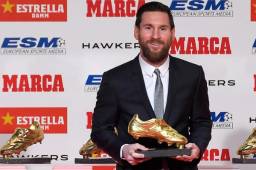 Leo Messi posando con la Bota de Oro que entrega anualmente el diario Marca al mejor goleador del año. Fotos AFP