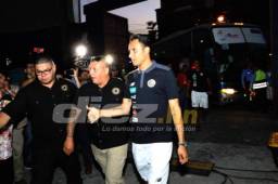 El portero de Costa Rica Keylor Navas es resguardado por seguridad a su ingreso al estadio Morazán para el reconocimiento. Foto Delmer Martínez