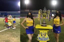 El volante ofensivo Edwin Solani tocó el trofeo cuando salió a calentar con el equipo al terreno de juego. ¿Maldición?