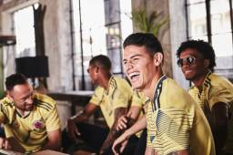 James Rodríguez y sus compañeros presentaron la nueva camisa de la selección colombiana.